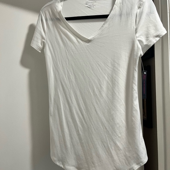 White tshirt - Picture 3 of 4